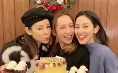 胸前的大兔子蹦了出来视频